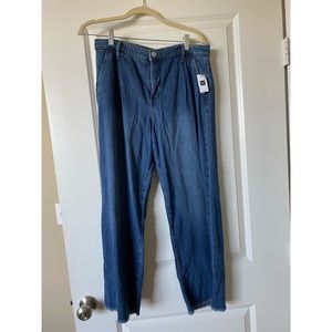 High Rise Wide-Leg Crop Jean 
(Light)